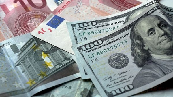 Euro cai ao mesmo valor do dólar pela primeira vez desde 2002; entenda...