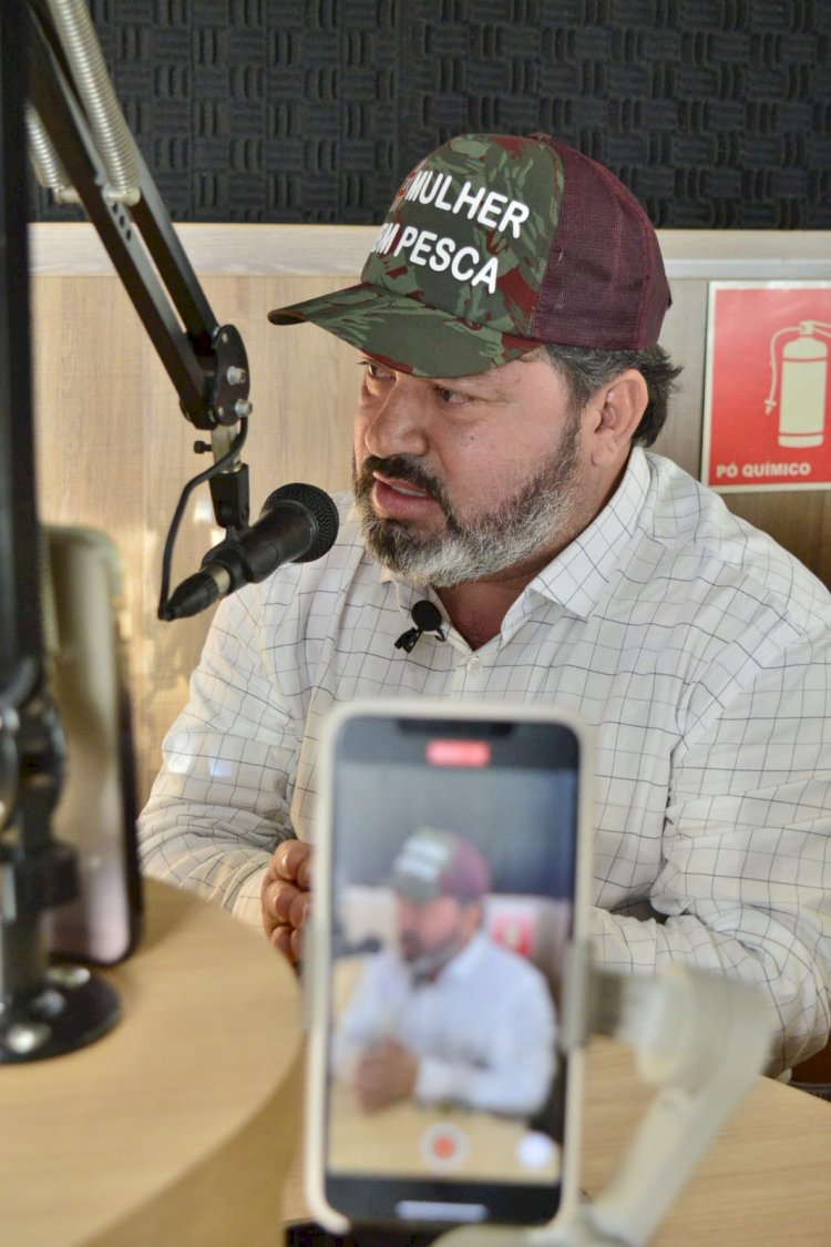 Carlos Bernardo concede entrevista para rádio em Paranhos