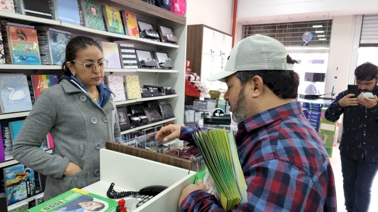 Em Ponta Porã, Carlos Bernardo conversa com trabalhadores e comerciantes no centro