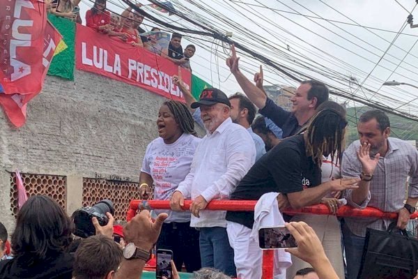 Lula visita Complexo do Alemão: “Aqui não tem rachadinha, tem o povo”