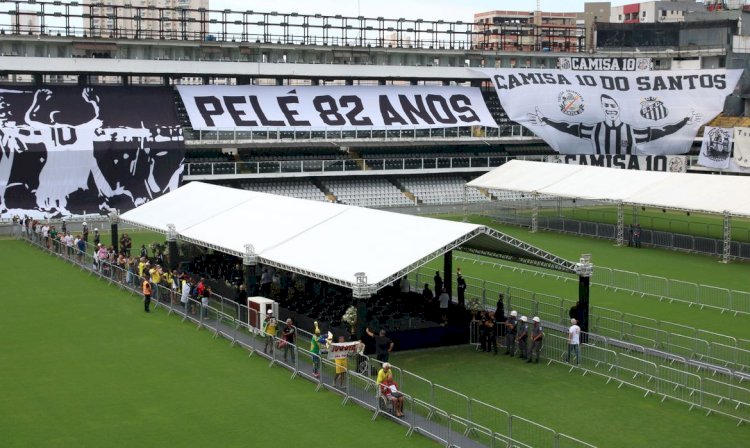 Corpo do Rei Pelé começa a ser velado na Vila Belmiro