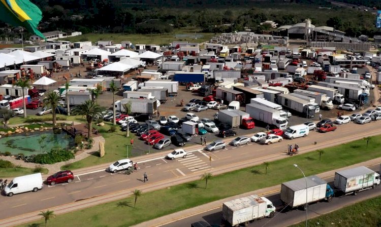 Após alagamento, Ceasa improvisa feira em estacionamento em Gravataí