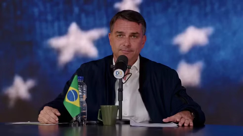 Flávio Bolsonaro confirma viagem em 2025 em jato ligado a empresa associada a Daniel Vorcaro