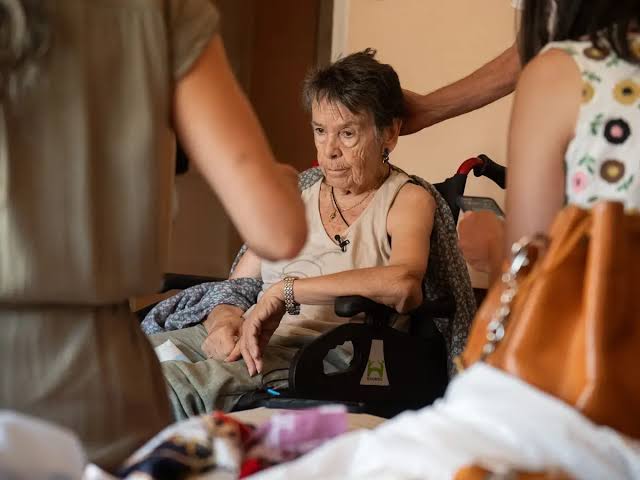 Após protestos, idosa de 87 anos despejada na Espanha recebe oferta para voltar para casa