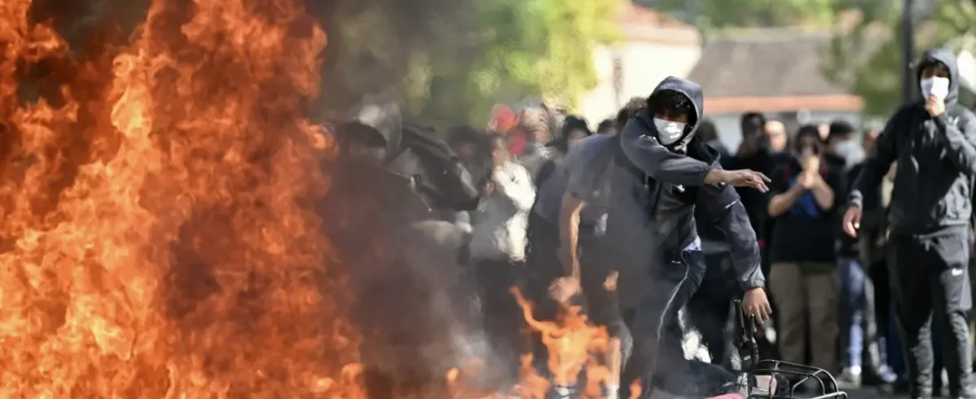 Estudante de 15 anos sofre ferimento grave durante protestos escolares na França