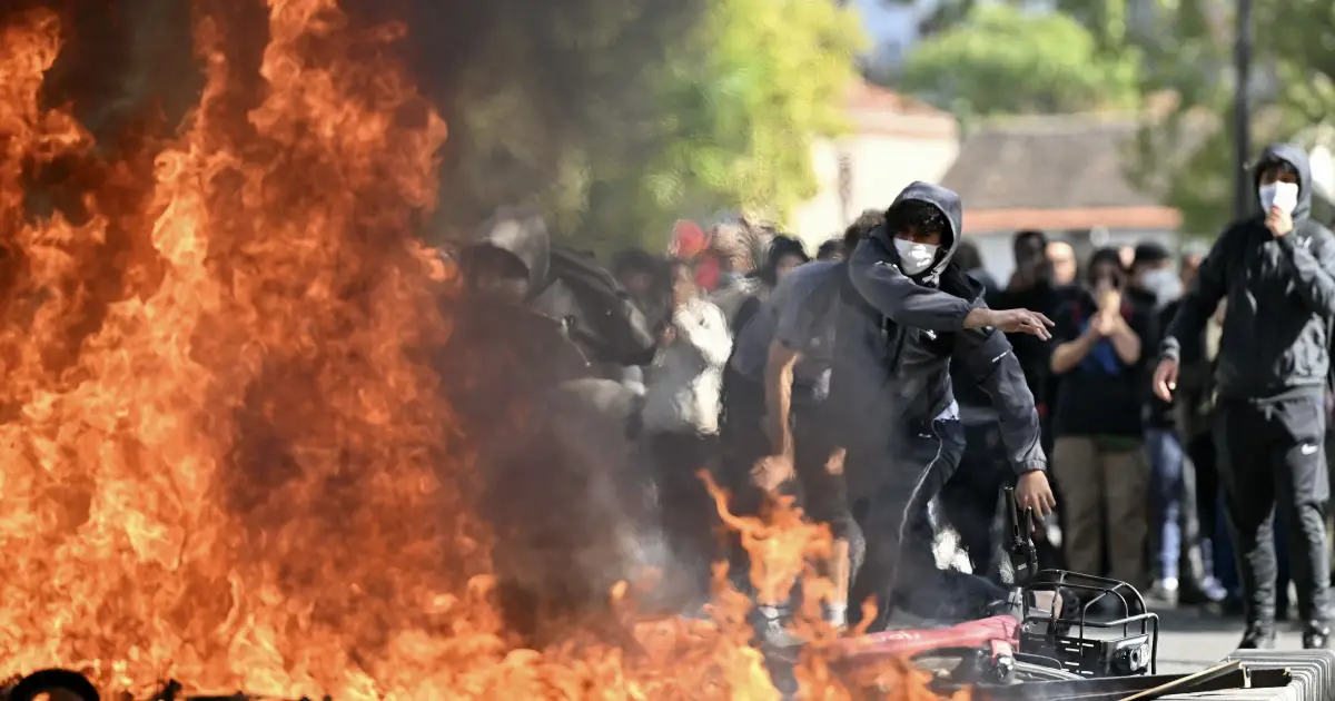 Estudante de 15 anos sofre ferimento grave durante protestos escolares na França