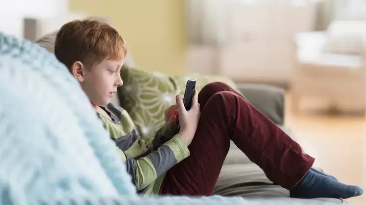 México prepara novas exigências para redes sociais protegerem crianças e adolescentes