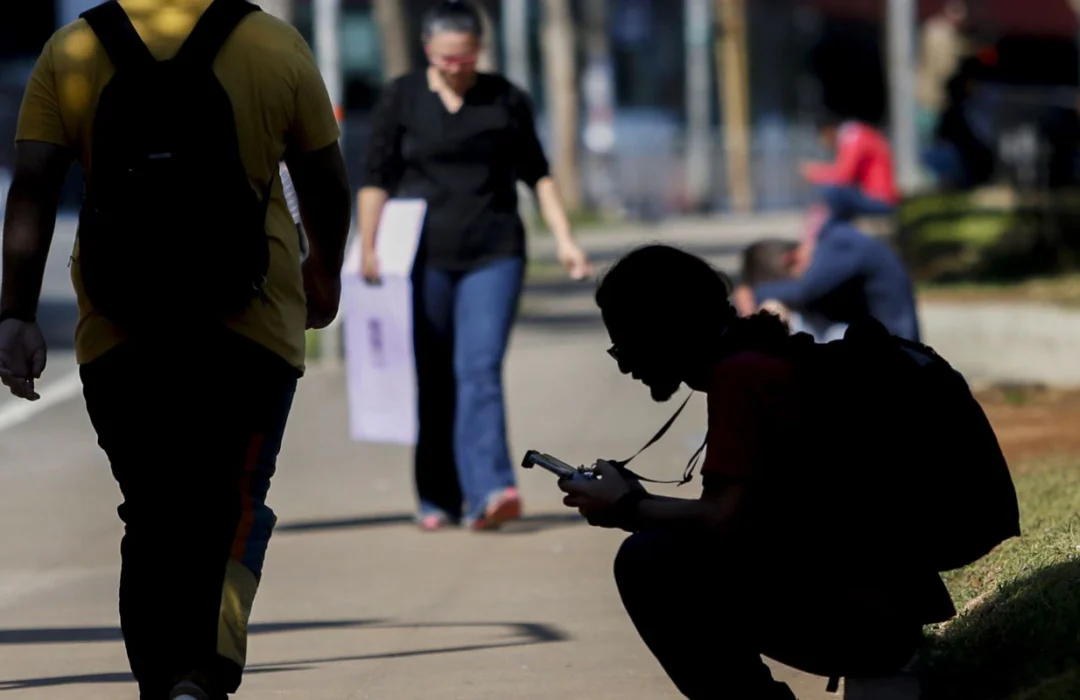 Brasil reduz proporção de jovens fora da escola e do trabalho, aponta OCDE